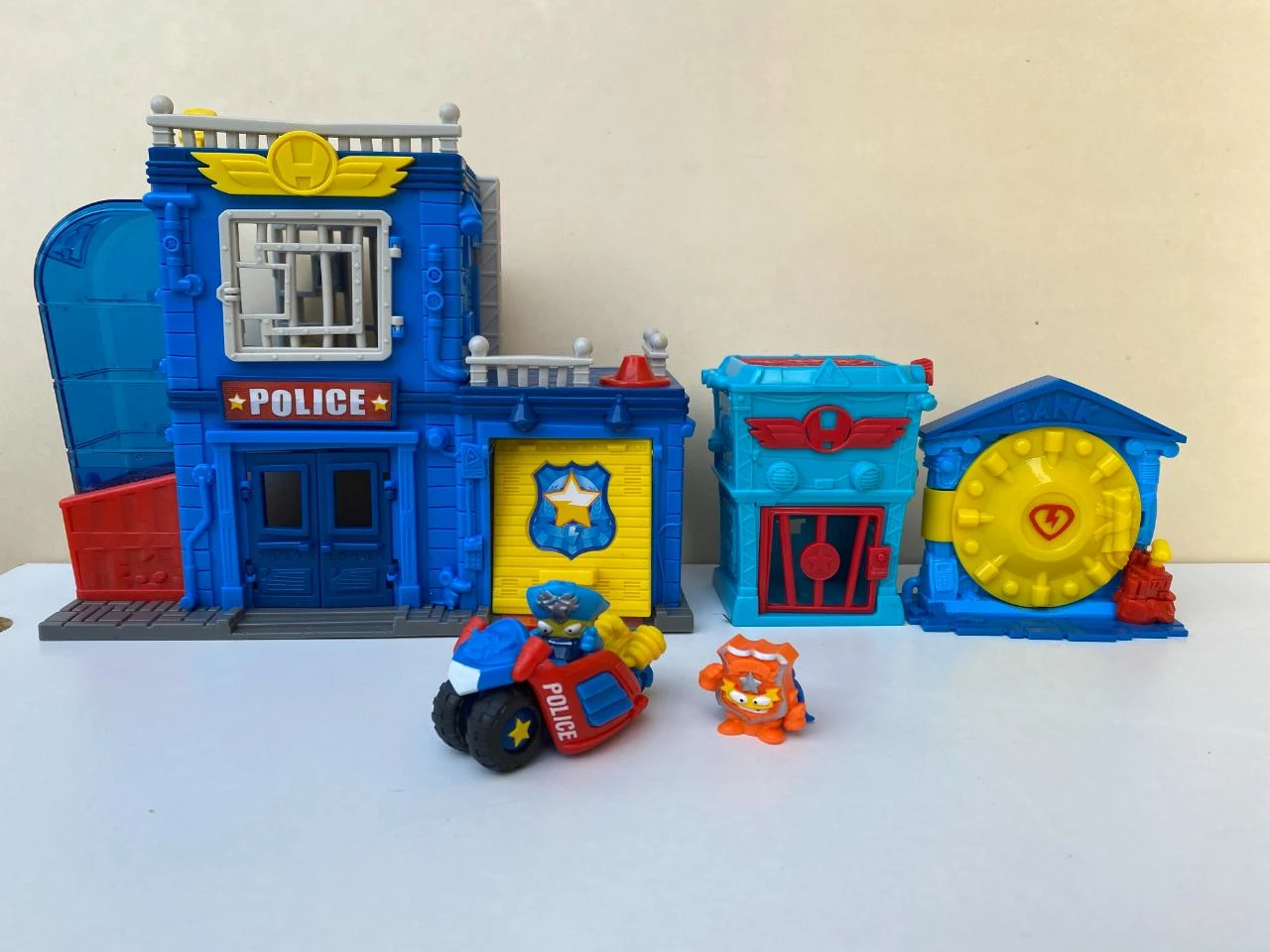 Superzings, estación de policía y asalto al banco